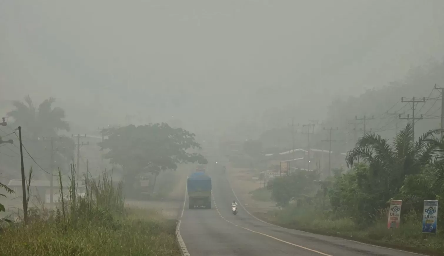 Kabut asap terlihat di Simpang Somel, Bungo, Jambi, Senin, 12 Oktober 2026. (Threads/otrisky)