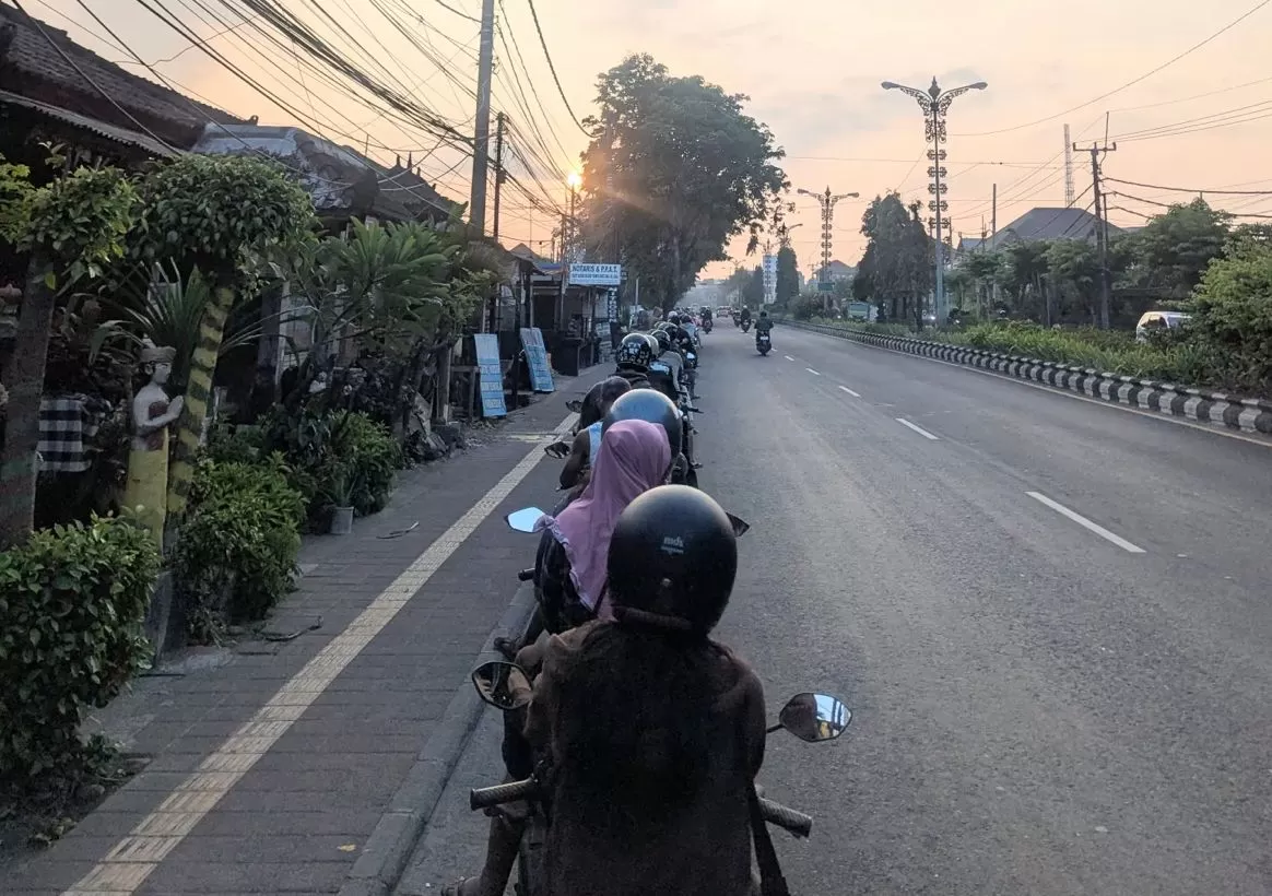 Antrean sepeda motor di SPBU Pesanggaran, Bali, dilaporkan mengular hingga sekitar 1,5 kilometer. (Threads/@blasiu***)