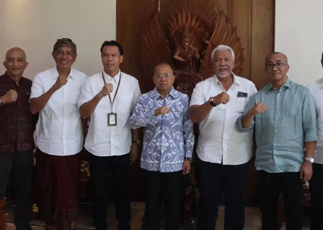 Gubernur Bali I Wayan Koster saat menemui perwakilan Pertamina untuk membahas kelangkaan BBM. (Instagram/Denpasar Viral)