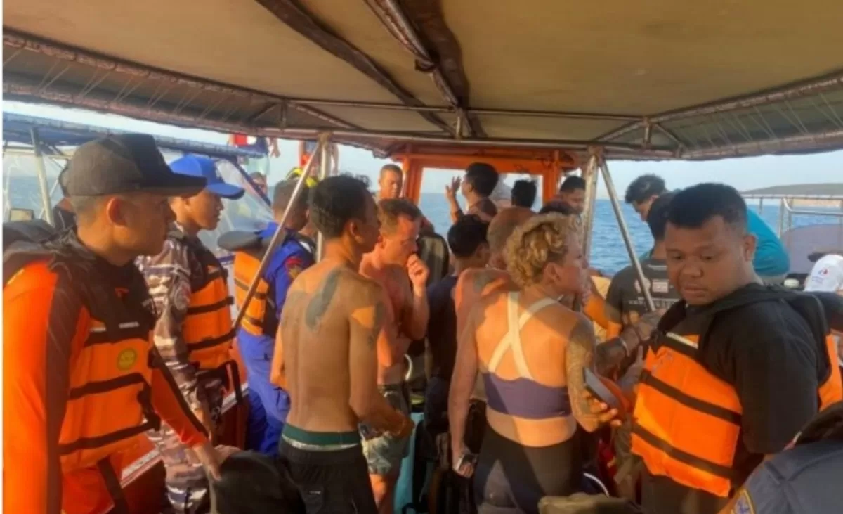 Proses evakuasi KM Ferona yang tenggelam di Labuan Bajo, NTT (Kantor SAR Maumere)
