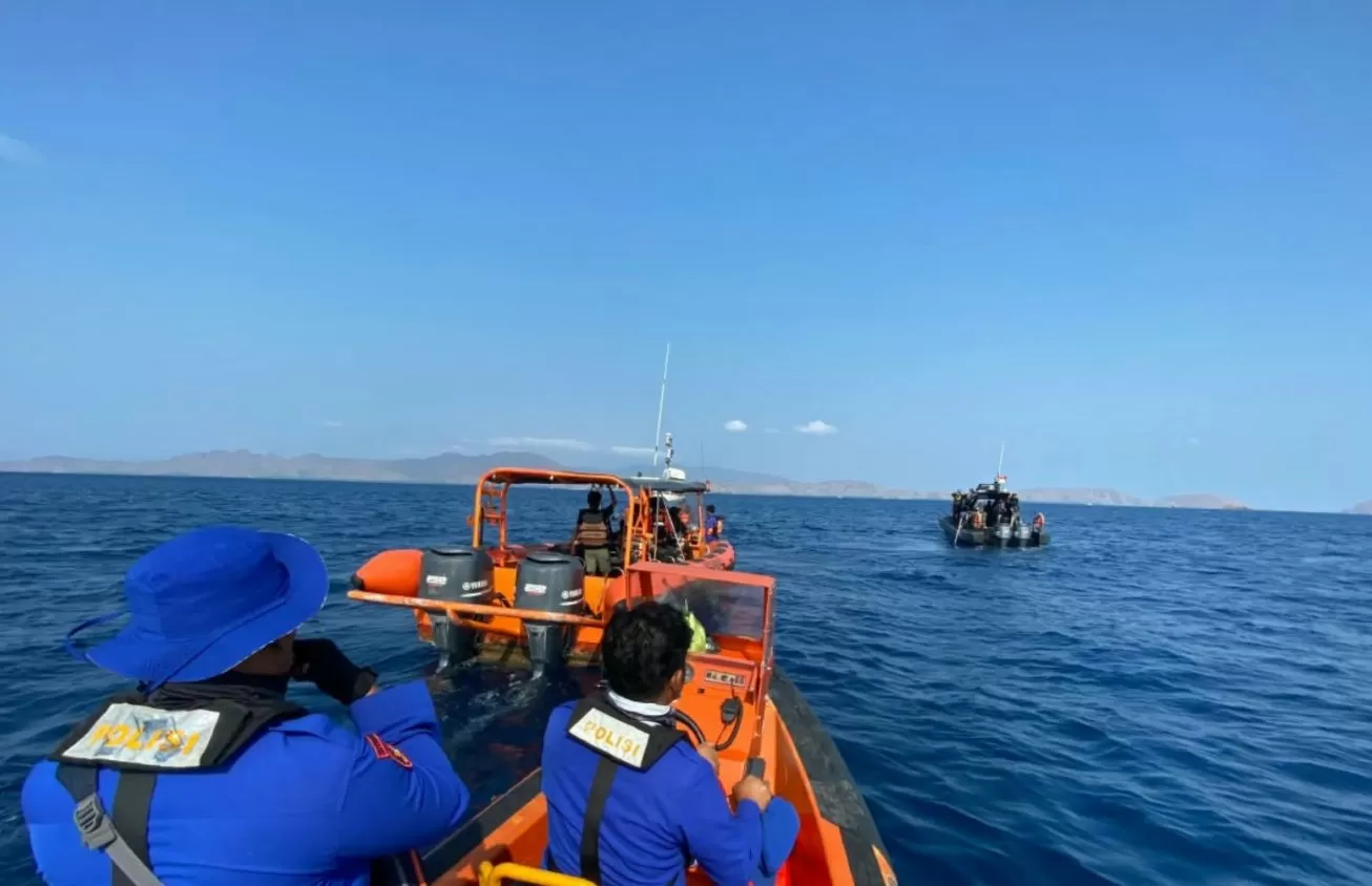 Tim SAR gabungan melakukan penyisiran untuk mencari korban tenggelamnya KM Feronia di perairan Labuan Bajo. (Threads/@polresmabarntt)