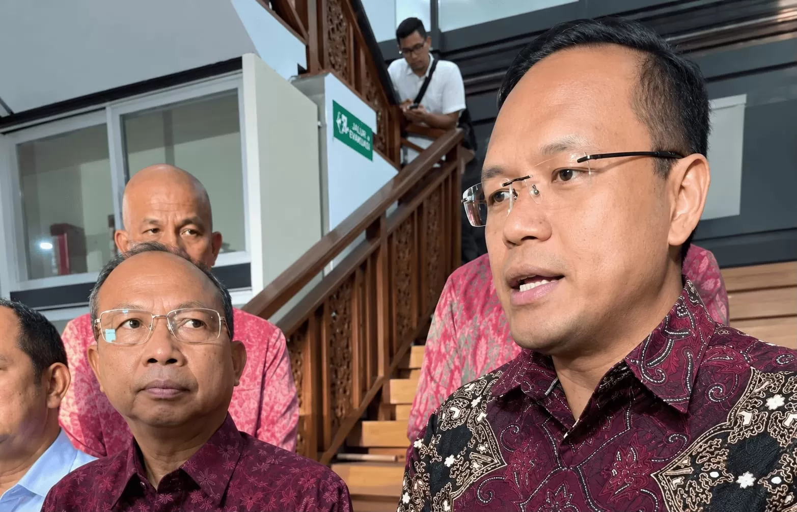 Antrean kendaraan terlihat di sejumlah SPBU di Bali saat pasokan BBM mengalami gangguan. Pertamina mengungkap kendalanya (YouTube/@infowargarepublik).