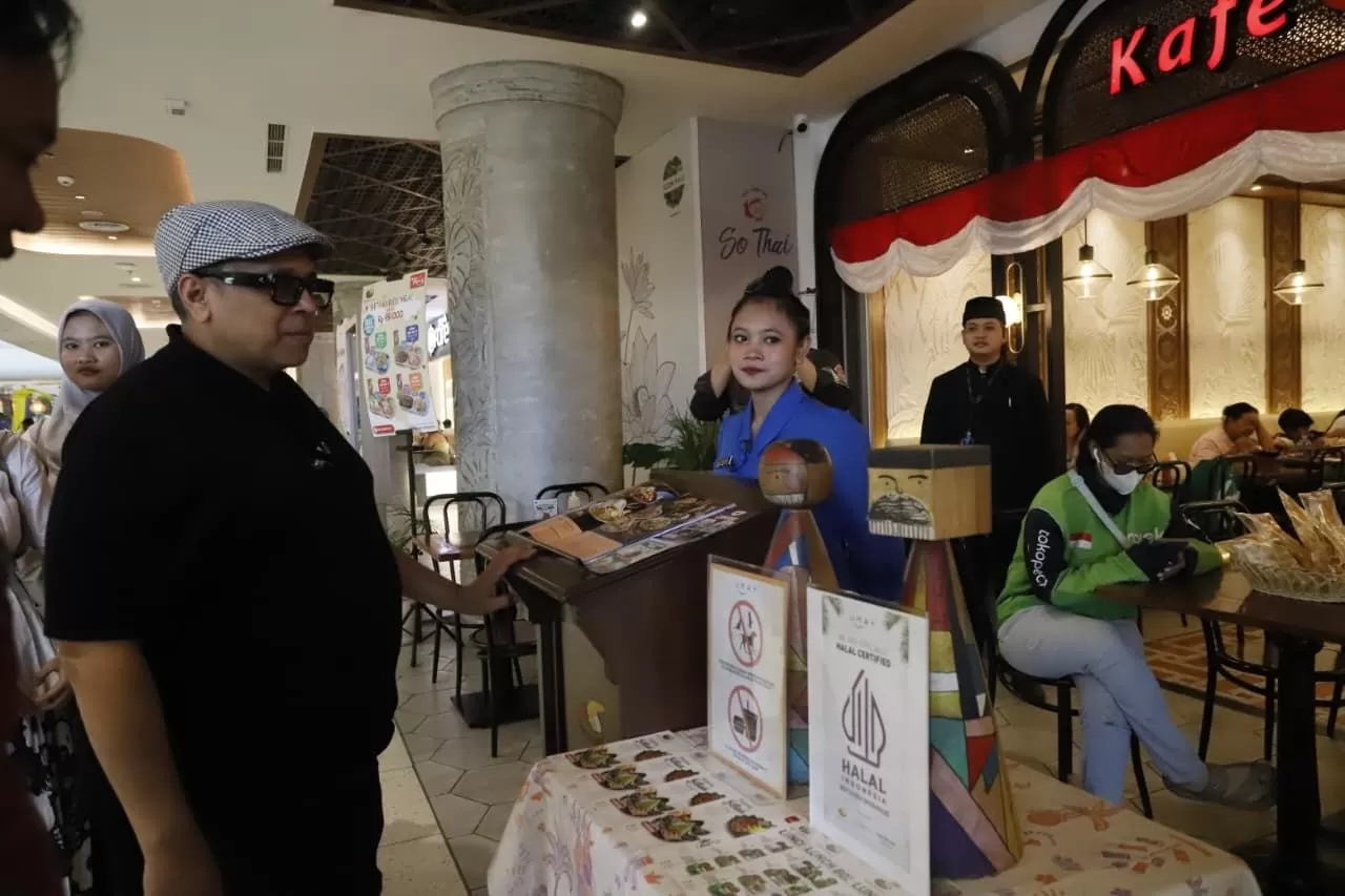 Kepala BPJPH Ahmad Haikal Hasan di salah satu kafe bersertifikat halal di pulau Bali. (Dok. BPJPH)