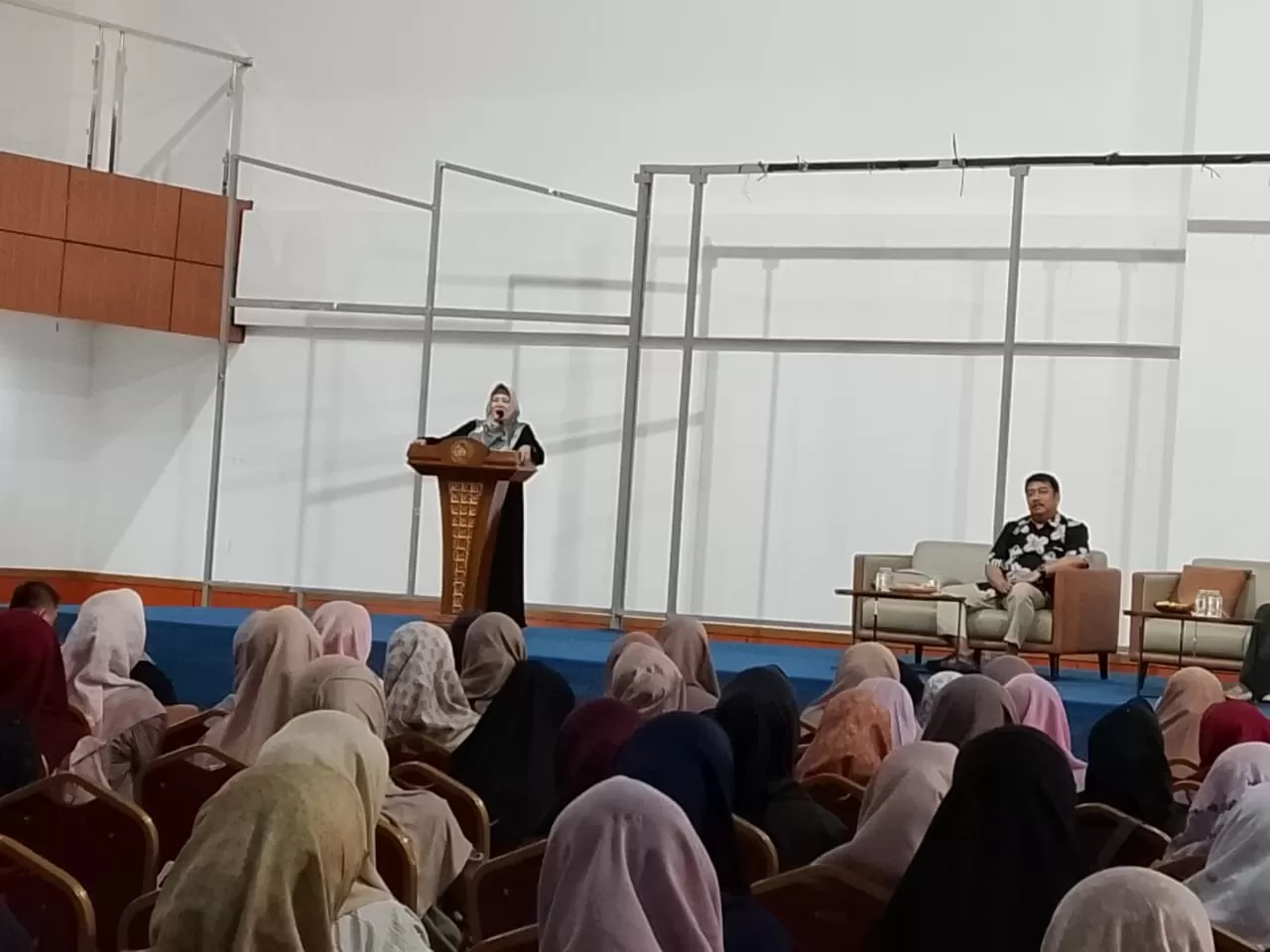 Dekan FKIP UMT, Sumiyani saat memberikan sambutan sosialisasi perkuliahan kepada ratusan mahasiswa RPL beasiswa Kabupaten Tangerang. (Educeria.com/Nida Amelia Triyani)