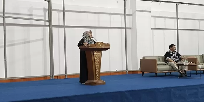 Dekan FKIP UMT, Sumiyani saat memberikan sambutan sosialisasi perkuliahan kepada ratusan mahasiswa RPL beasiswa Kabupaten Tangerang. (Educeria.com/Rasyatul Maharani)