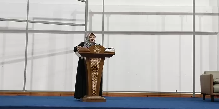 Dekan FKIP UMT, Sumiyani saat memberikan sambutan sosialisasi perkuliahan kepada ratusan mahasiswa RPL beasiswa Kabupaten Tangerang. (Educeria.com/Marzukoh Masail Miskah)
