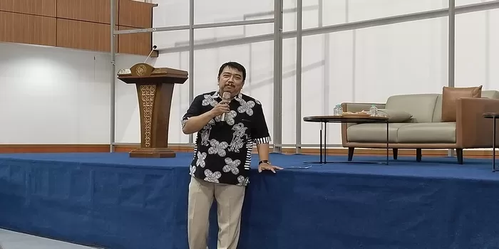 Direktur LPPP UMT, Asep Suhendar saat memberikan kuliah umum di depan ratusan mahasiswa RPL PG PAUD. (Educeria.com/Siti Yani)
