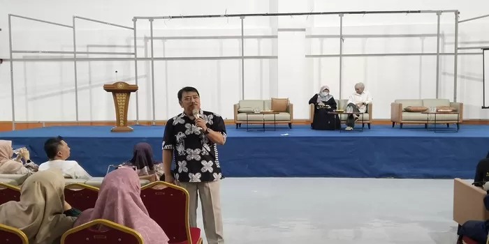 Direktur LPPP UMT, Asep Suhendar saat memberikan kuliah umum di depan ratusan mahasiswa RPL PG PAUD. (Educeria.com/Rasyatul Maharani)