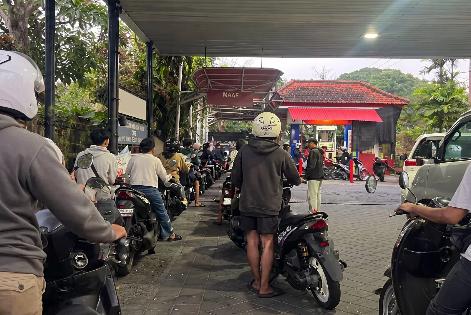 Antrean kendaraan mengisi BBM di salah satu SPBU Bali saat sistem ganjil genap diberlakukan pada Oktober 2026. (Sumber: Threads/@magdalene)