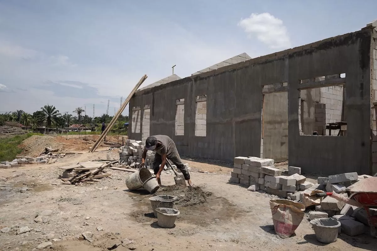 Iluatrasi : Warga menyelesaikan pembangunan hunian tetap (Huntap)  di salah satu wilayah terdampak bencana provinsi Aceh.  Foto dok. Satgas PRR/Daniel Prasetyo.