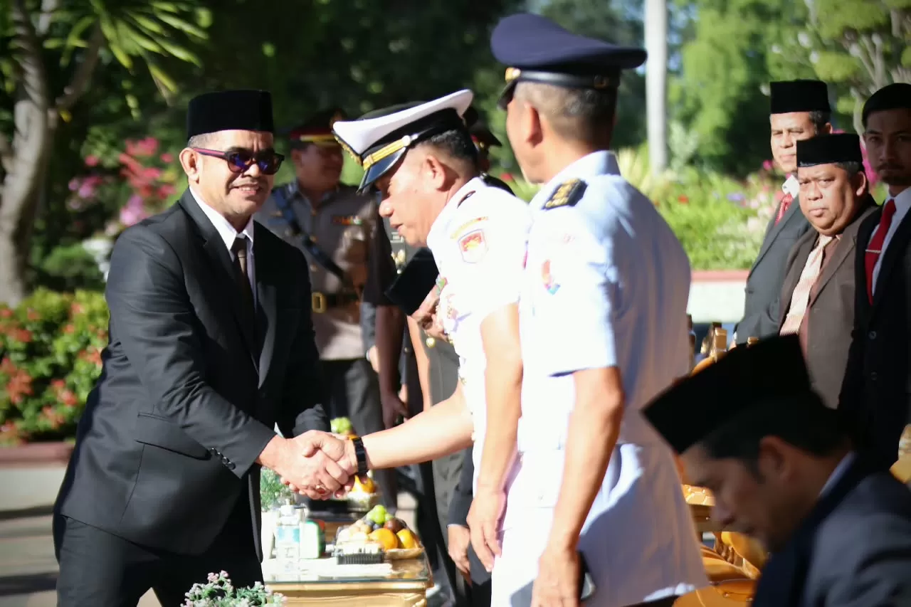 Sekda Aceh Taufik menyalami pejabat militer usai menjadi Irup pada Peringatan Hari Kesaktian Pancasila di halaman Kantor Gubernur Aceh di Banda Aceh, Senin (1/10). Foto Dok Humas Pemerintah Aceh. 