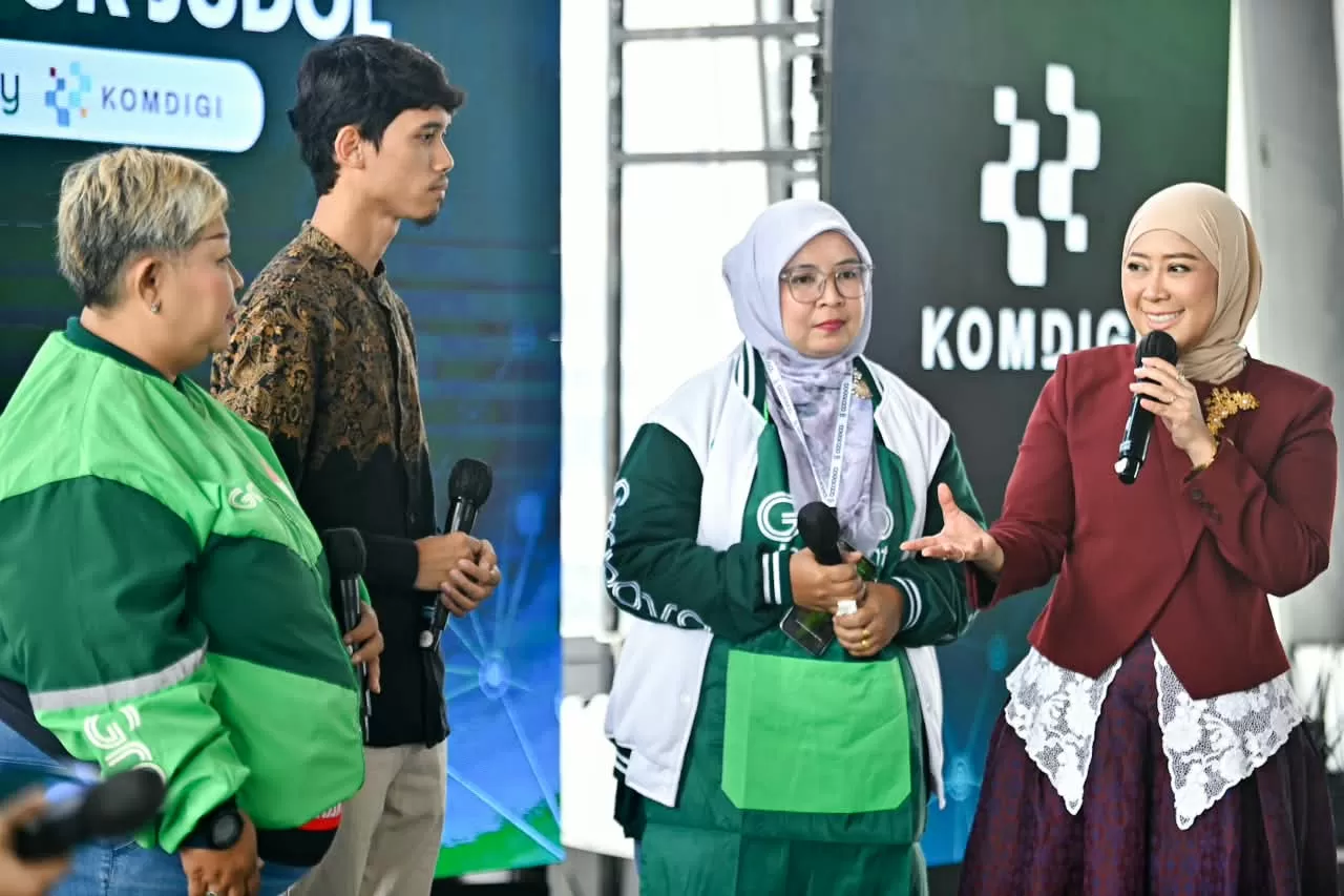 Menteri Komunikasi dan Digital, Meutya Hafid saat   diskusi dengan mitra pengendara sebelum Peresmian dalam Peluncuran sayembara GEBUK JUDOld Jakarta, Kamis (1/10/2026). Foto dok Infopublik