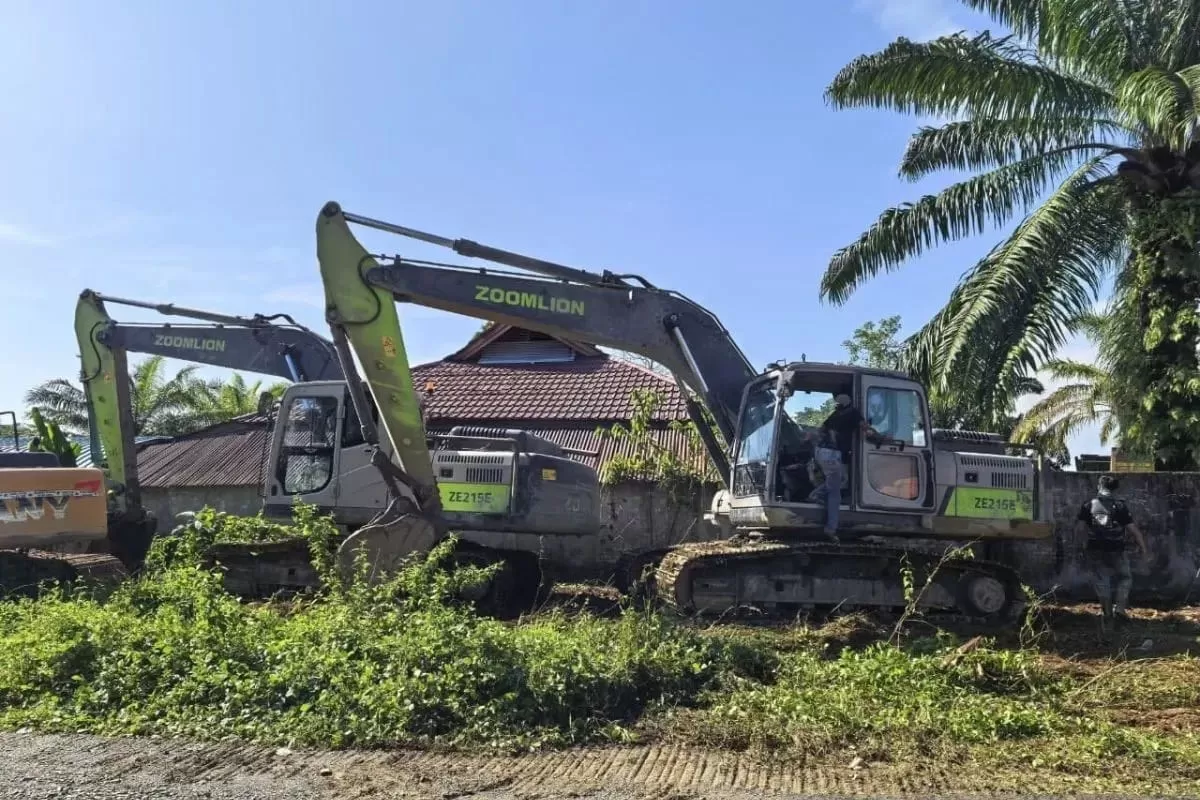 Polda Aceh mengamankan alat berat dan delapan penambang  saat penggrebekan Tambang Emas ilehal di kabupaten Nagar Naraya. Foto dok Polda Aceh.
