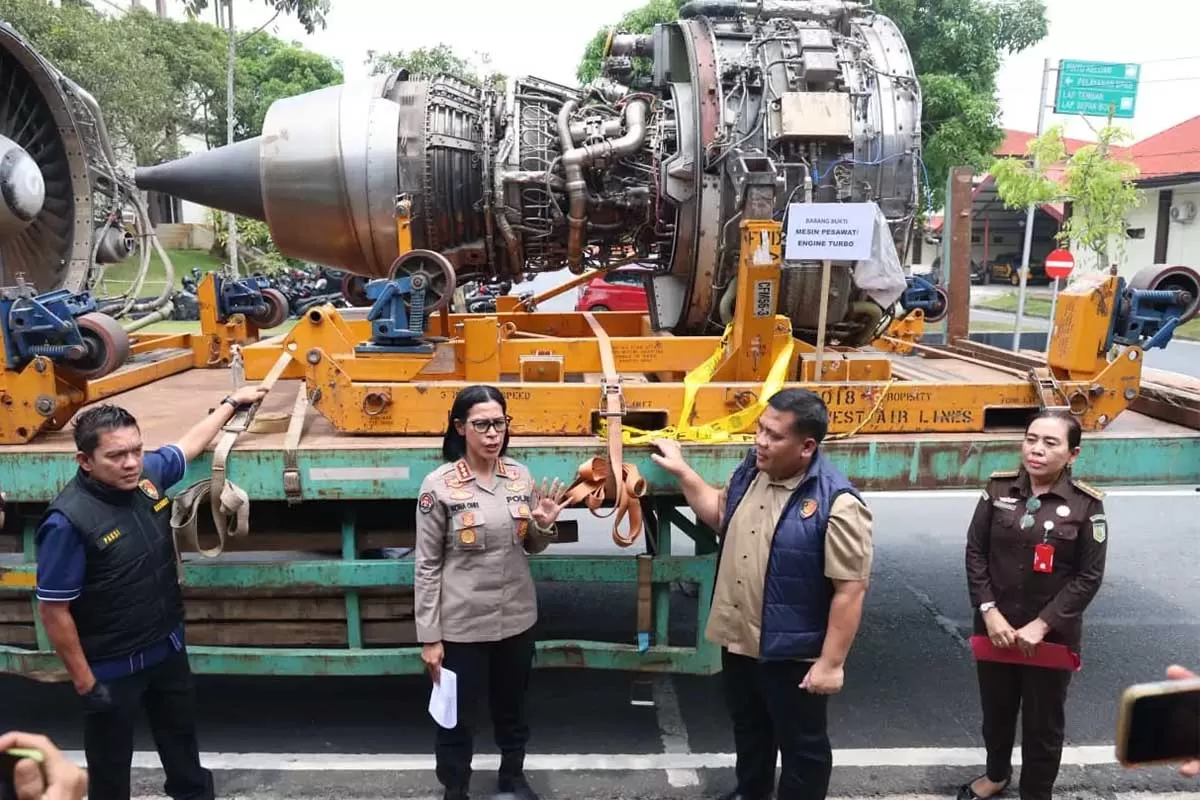 Direktorat Reserse Kriminal Khusus  Polda Kepulauan Riau mengungkap tindak pidana perdagangan berupa impor tiga unit mesin pesawat  di Batam. Foto Dok Polda Kepri