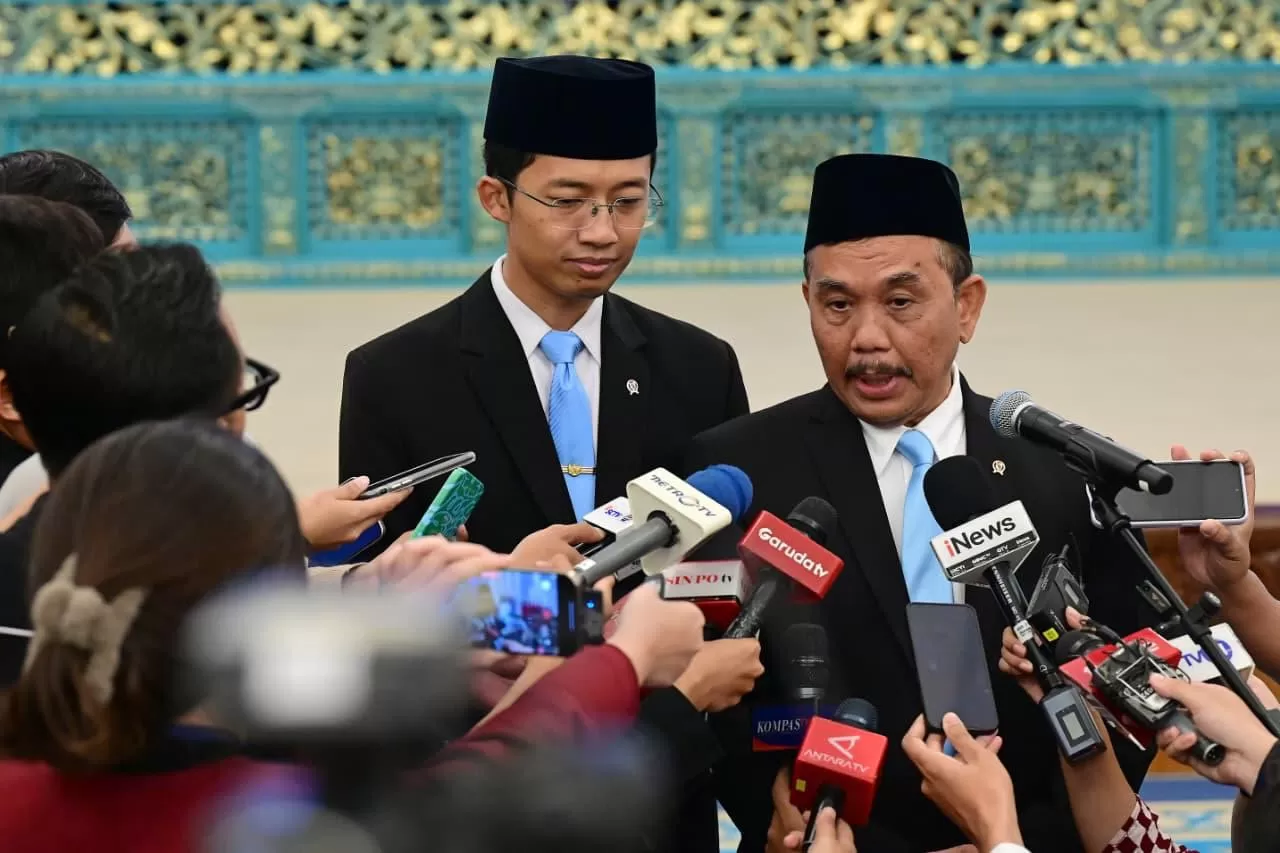 Kepala Badan Komunikasi Pemerintah (Bakom) Syahganda Nainggolan yang baru dilantik menyampaikan keterangan kepada media di Istana Negara, Jakarta, pada Jumat (02/10/2026). Foto dok BPMI Setpres. 