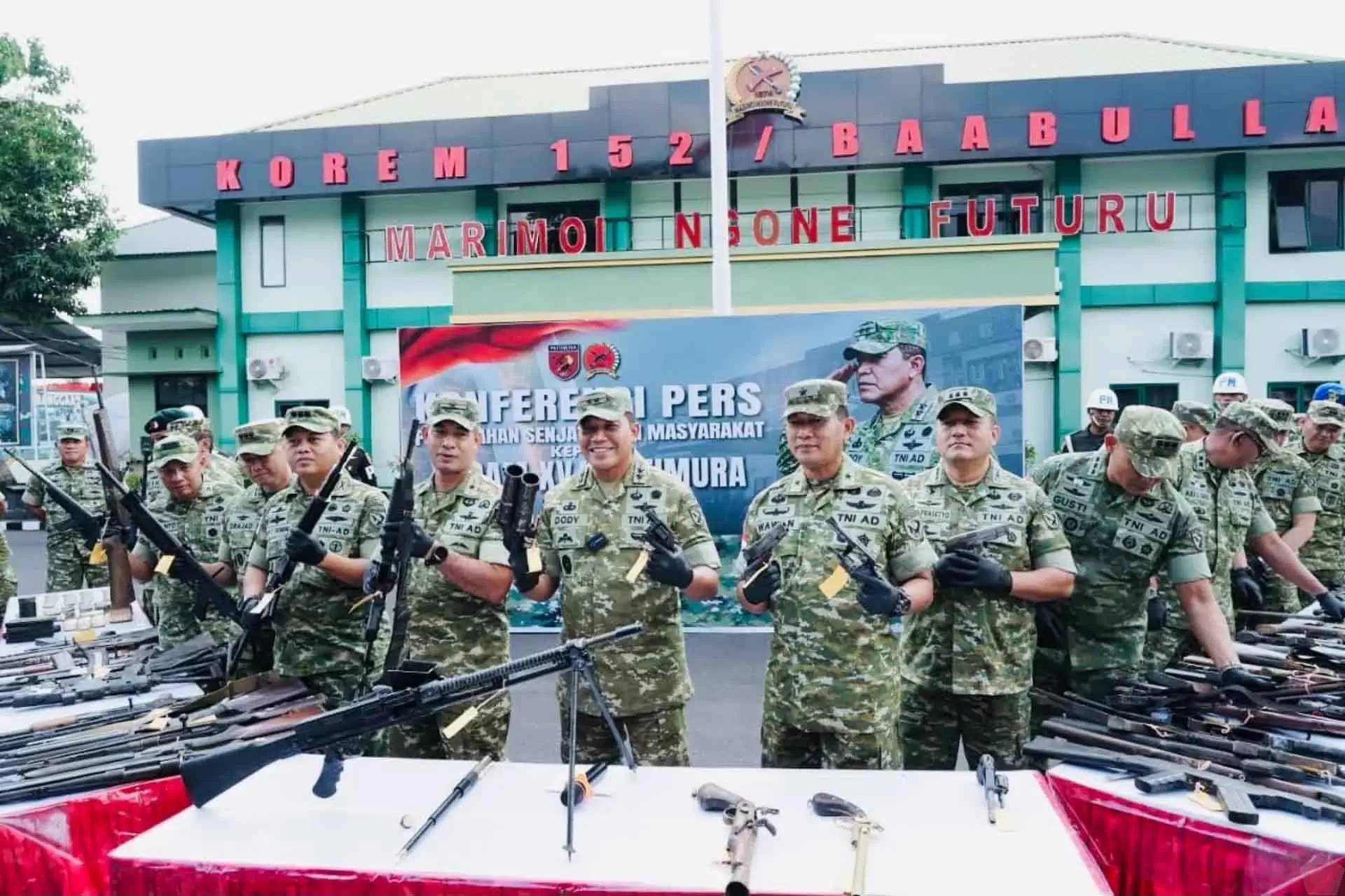 (Pangdam) XV/Pattimura Mayjen TNI Dody Triwinarto (tengah),  menerima sebanyak 75 pucuk senjata api, munisi, dan bahan peledak yang diserahkan secara sukarela dari masyarakat di wilayah jajaran Korem 152/Baabullah, Ternate, Maluku Utara, Jumat (2/10/2026). Foto.gok Puspen TNI.