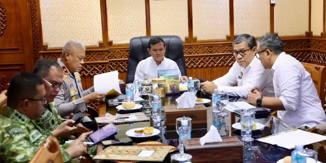 Wakil Gubernur Aceh,Fadhlullah bersama Kepala SKPA, mengikuti rapat Percepatan Rehabilitasi dan Rekonstruksi secara virtual, di Banda Aceh, Jum'at (2/10/2026). Foto Dok Humas Aceh.