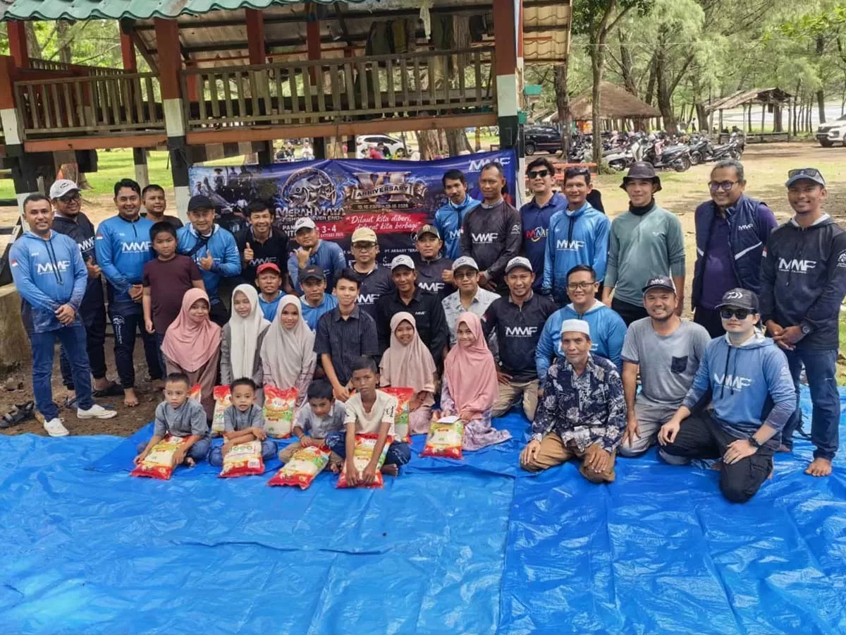 Anggota komunitas memancing "Merah Mata Fishing"  (MM) bersama anak yatim seusai  penyerahan santunan pada peringatan HUT ke 6 MMF  di Kabupaten Aceh Besar,  Minggu (4/10/2026).  AentenewsFoto/Khairu