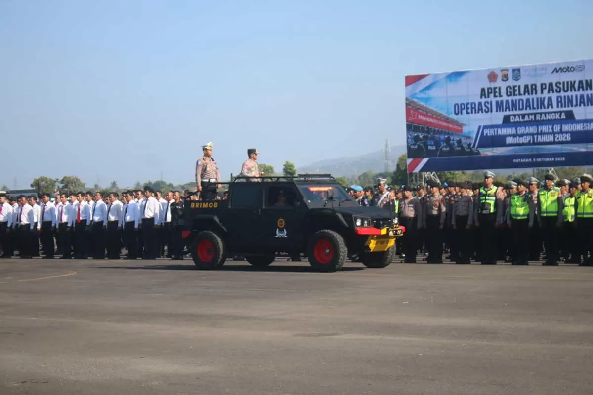 Kapolda NTB Irjen Pol. Kalingga Rendra Raharja, memimpin Apel Gelar Pasukan Operasi Mandalika Rinjani 2026 di Eks Bandara Selaparang, Mataram, Senin (5/10/2026).. Foto Humas Polri