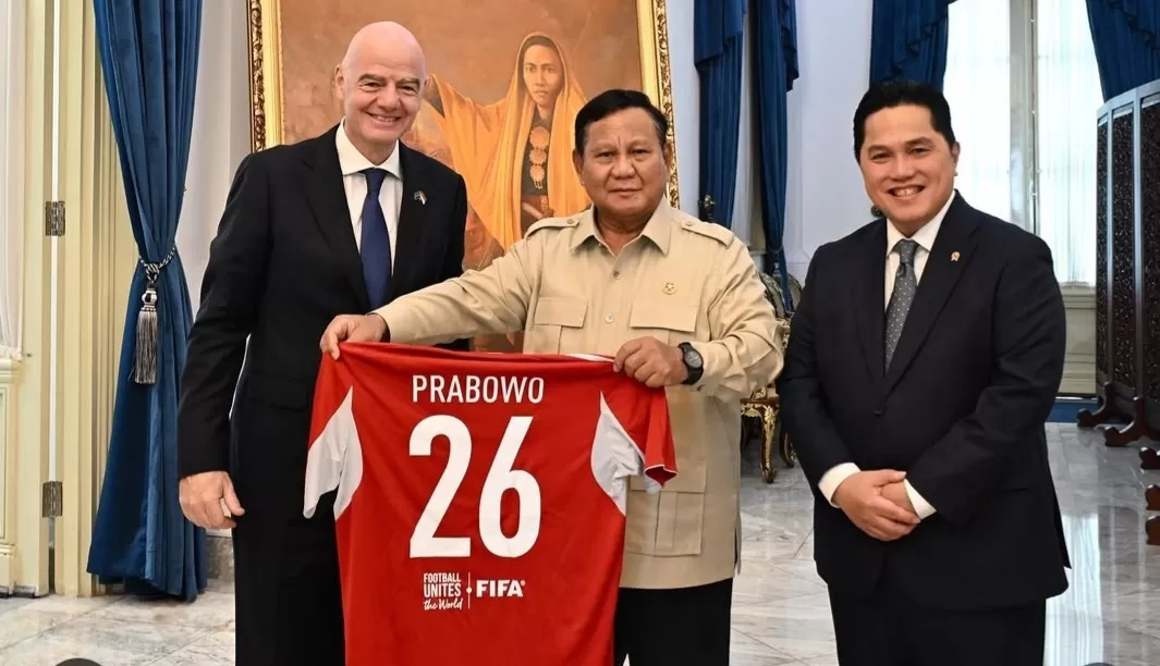 Ketum PSSI Erick Thohir mendampingi Presiden FIFA Gianni Infantino bertemu Presiden RI Prabowo Subianto di Istana Negara, Jalan Veteran, Jakarta Pusat, Senin (5/10) siang. (Foto: IG/erickthohir)