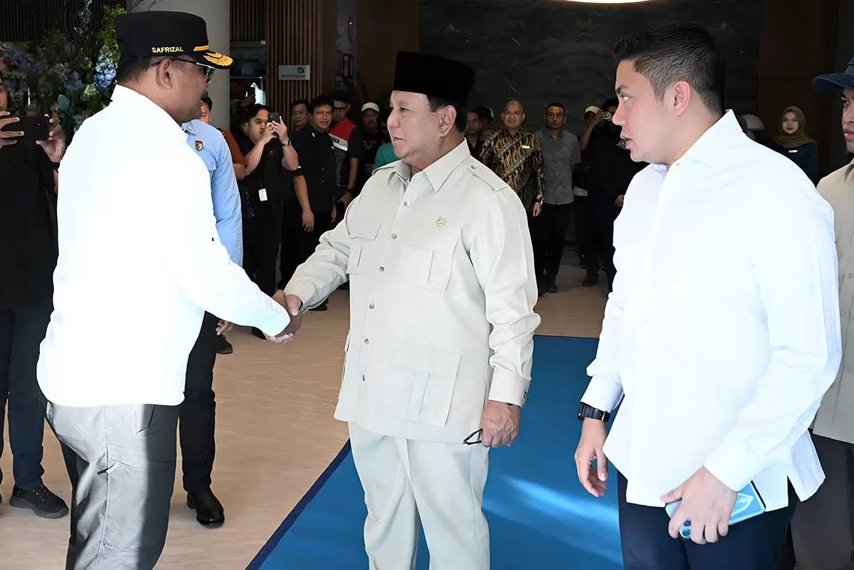 Presiden Republik Indonesia Prabowo Subianto (tengah), menyetujui secara prinsip usulan kenaikan Bantuan Stimulan Rumah Rusak Berat (RSRB) pascabencana dari Rp60 juta menjadi Rp70 juta per unit. Foto.dok Infopublik.