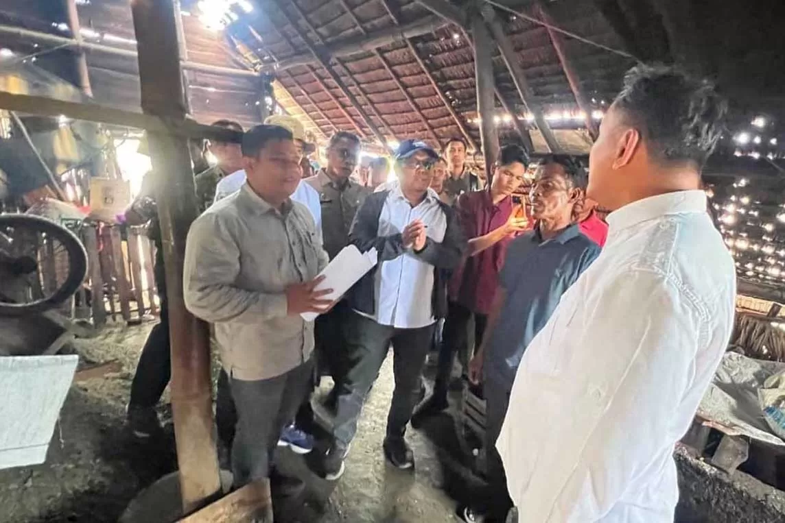 Tim KKP meninjau dapur garam di Kabupaten Pidie Jaya, Aceh. dok. Satgas PRR/Antara Aceh/HO-Pemkab Pidie