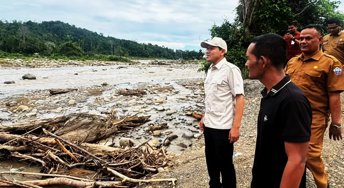 Wagub Aceh Fadhulullah (baju putih) saat meninjau Daerah Irigasi Seunong, Kecamatan Meurah Dua Kabupaten Pidie Jaya, Senin (5/10). (Dok Humas Aceh)