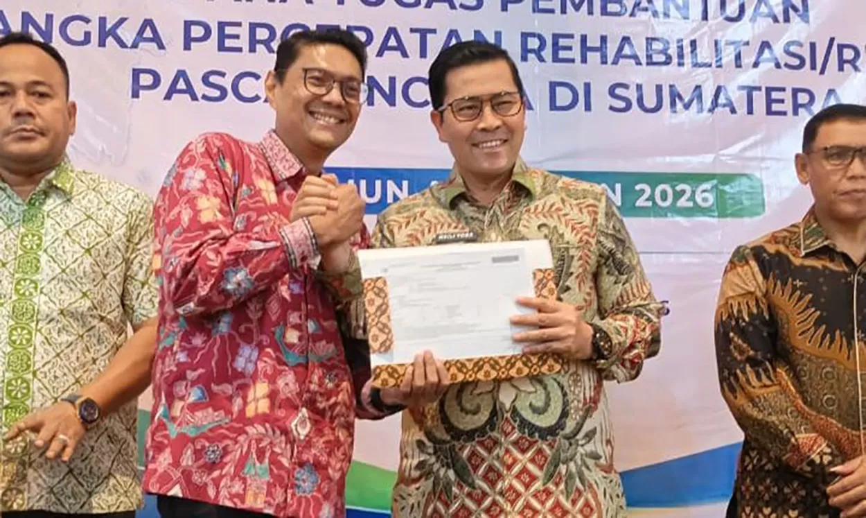 Bupati Aceh Tengah  Haili Yoga, (kedua kanan)  bersama 15 kepala daerah dari kabupaten/kota terdampak bencana hidrometeorologi di Provinsi Aceh, Sumatera Utara, dan Sumatera Baratt menerima bantuan dana rehab pasar tradisional dari Kementerian Perdagangan di Bogor, Jawa Barat, Senin (05/10/2026). Dok (RH/ProkopimAT).