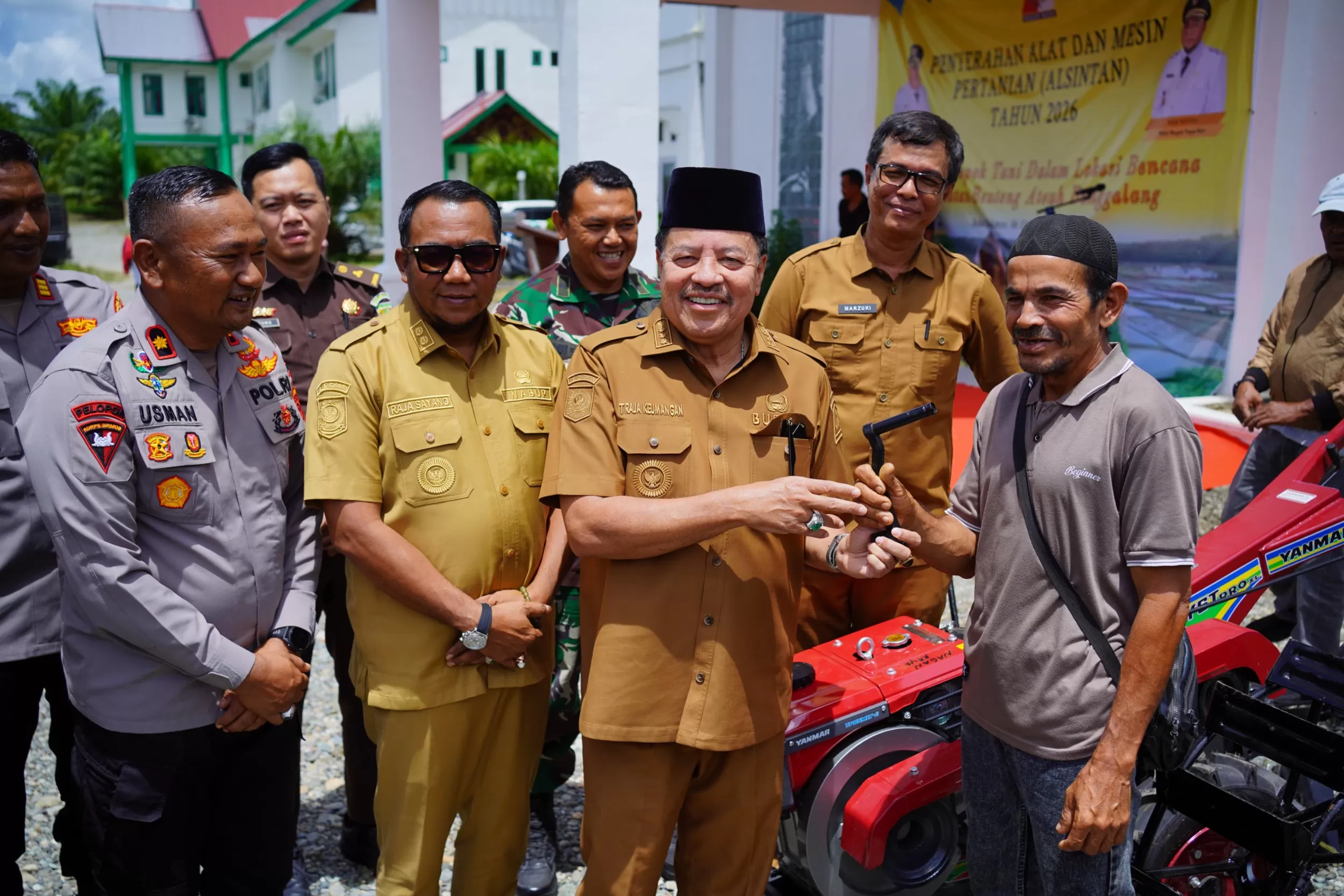 Bupati Nagan Raya, Teuku Raja Keumangan, menyerahkan bantuan Alsintan kepada kelompok tani terdampak bencana, Selasa (6/10/2026).