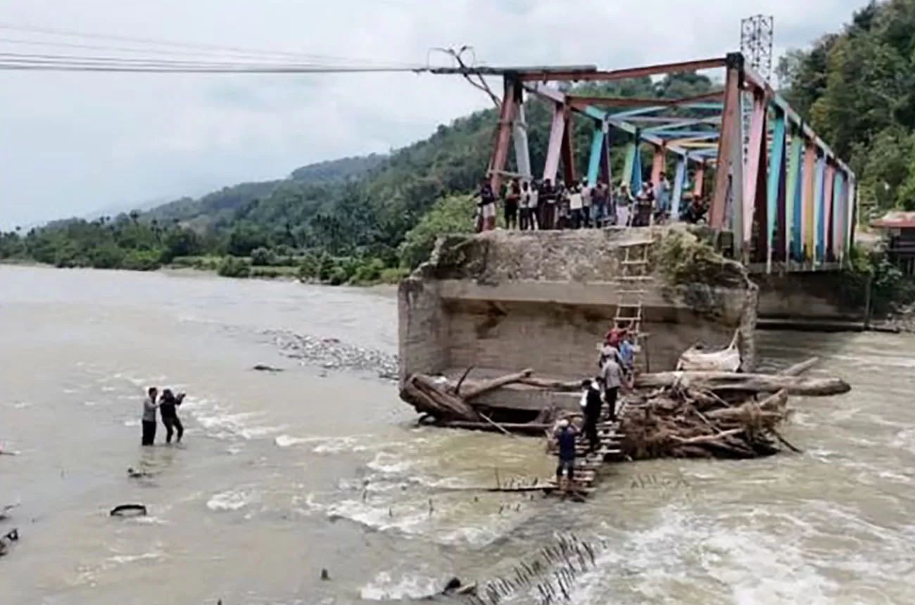  Tim Monev khusus Satgas PRR meninjau infrastruktur jembatan putus yang kembali terdampak bencana banjir susulan di Aceh Tenggara. dok. Satgas PRR 