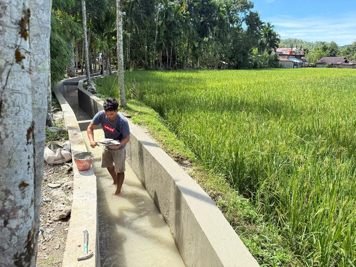 Pekerja  mempercepat penyelesaian jaringan irigasi  untuk  pengairan lahan pertanian di kabupaten Aceh Selatan,  Minggu( 4/10/2026). Dok Satgas PRR