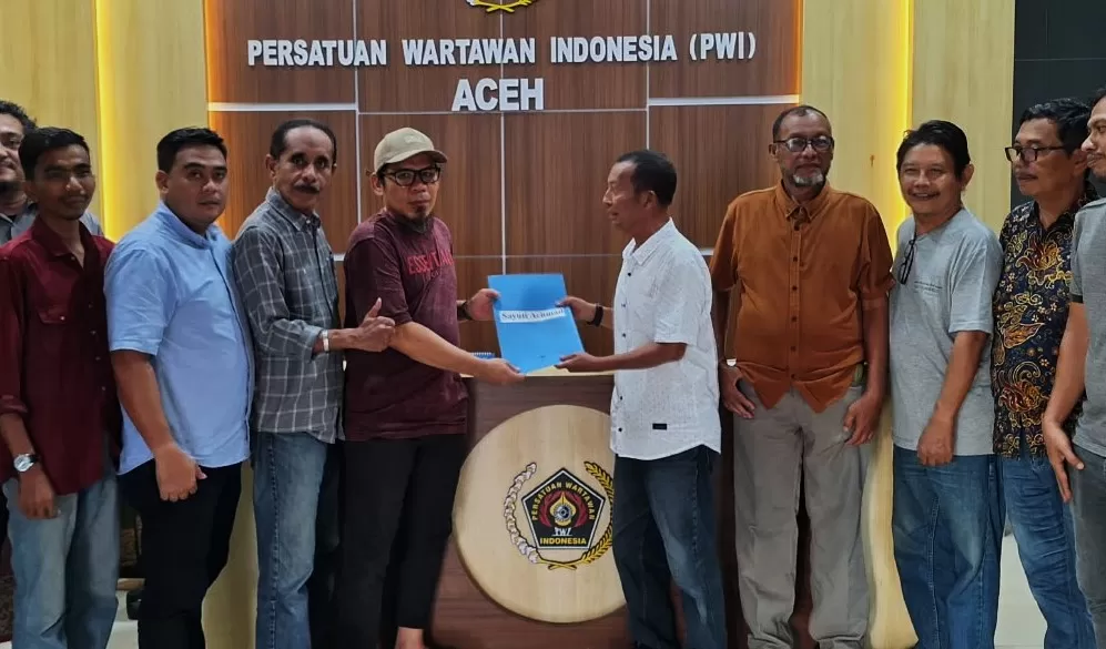 Ketua JMSI Aceh Hendro Saky (pakai topi) menyerahkan dokumen pendaftaran balon Ketua PWI Aceh Sayuti Ahmad ke SC Konperda PWI Aceh 2026 di Banda Aceh, Senin (6/10). (Dokumen JMSI Aceh)
