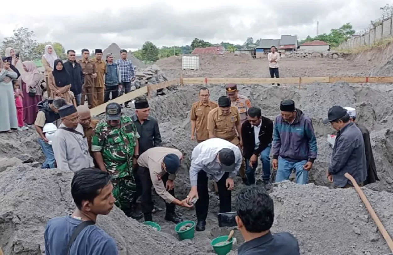 Bupati Bener Meriah, (kanan)  Tagore Abubakar bersama pejabat lainnya meletakkan batu pertama pembangunan Hunian Tetap (Huntap) bagi masyarakat terdampak bencana hidrometeorologi di Desa Wonosobo, Kecamatan Wih Pesam, Selasa (06-10-2026). Foto Dok pemkab Bener Meriah.