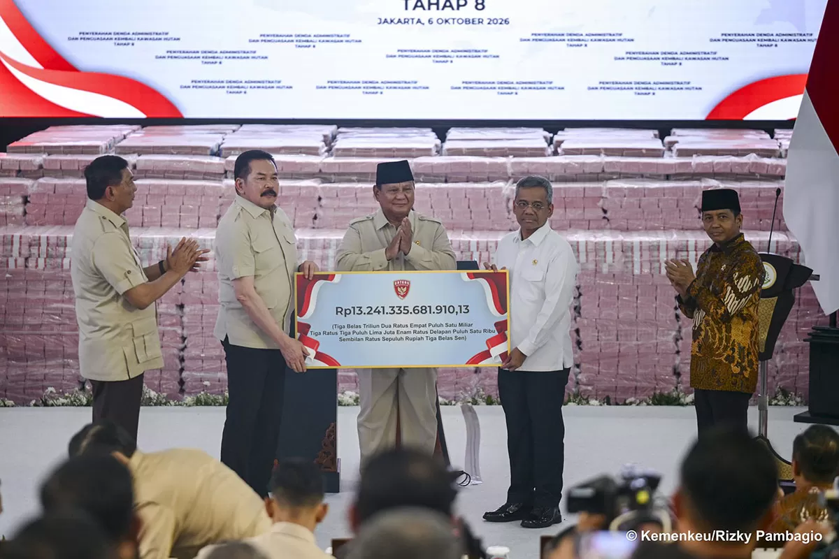 Presiden Prabowo Subianto (tengah) menyaksikan penyerahan denda administratif dan penyelamatan keuangan negara, serta penyerahan hasil penguasaan kembali kawasan hutan tahap kedelapan secara simbolis, yang digelar di Kompleks Kejaksaan Agung Republik Indonesia, Jakarta, pada Selasa, (6/10/2026). Dok BPMI Setpres.