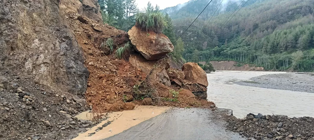 Hujan dengan intensitas tinggi disertai angin kencang menyebabkan terjadinya tanah longsor akses jalan putus  di sejumlah wilayah Kabupaten Gayo Lues, Aceh, pada Selasa, 6 Oktober 2026.  Foto dok BPBD.