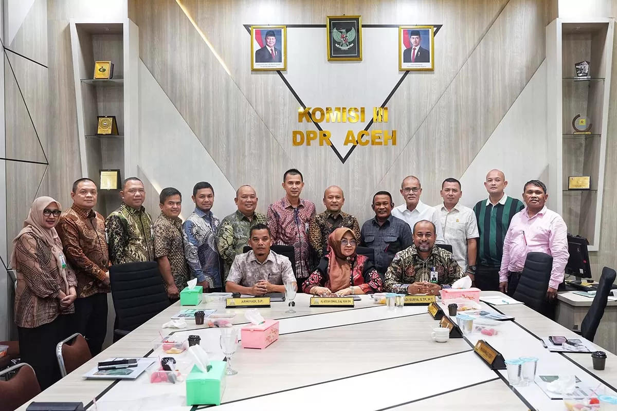 Komisi III DPRA bersama Direksi Bank Aceh saat pertemuan membahas optimalisasi Pendapatan Asli Aceh (PAA) Tahun 2026 dari sektor dividen  serta perkembangan kinerja Bank Aceh, di Banda Aceh, Rabu (7/10/2026). 