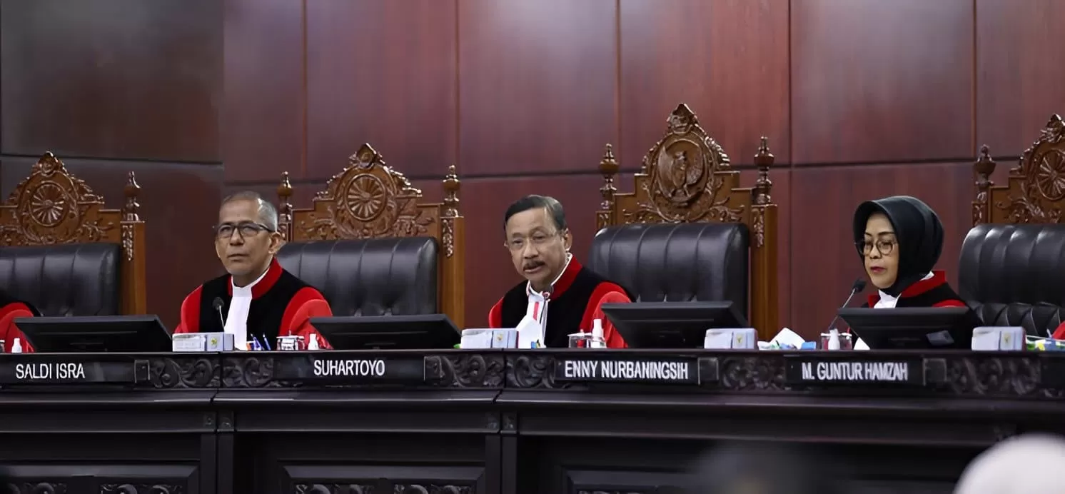 Sembilan hakim Mahkamah Konstitusi saat menangani perkara gugatan terkait ijazah Wakil Presiden Gibran Rakabuming Raka  ((web/mahkamah konstitusi).)