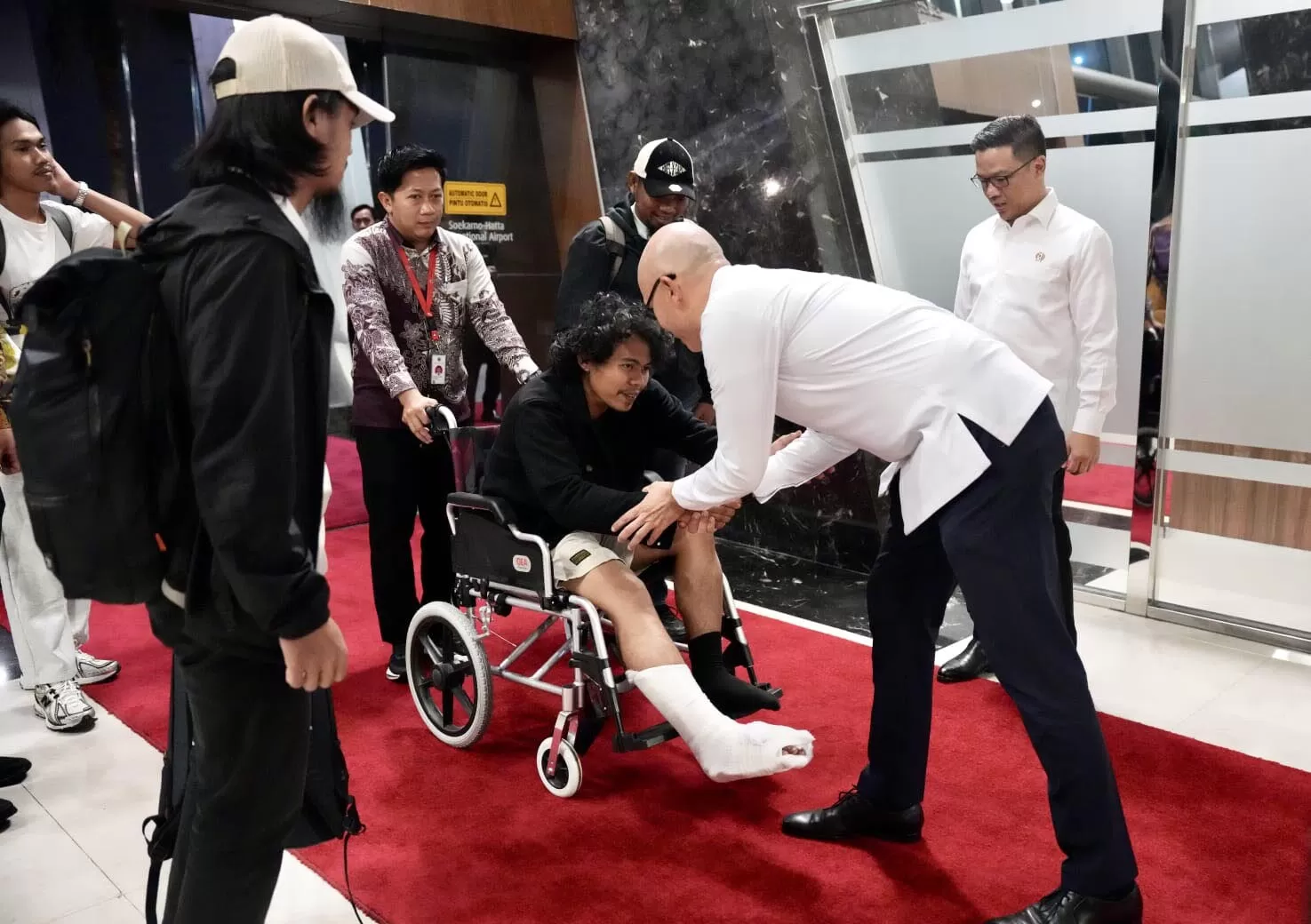 Suasana penyambutan kedatangan empat kru ABK kru kapal MT Honour 25 korban pembajakan dan penyandaraan  kelompok bersenjata di di perairan Hafun, Somalia saat tiba di Bandara Soeakarno Hatta, Jakarta.  Foto dok Kemenlu.