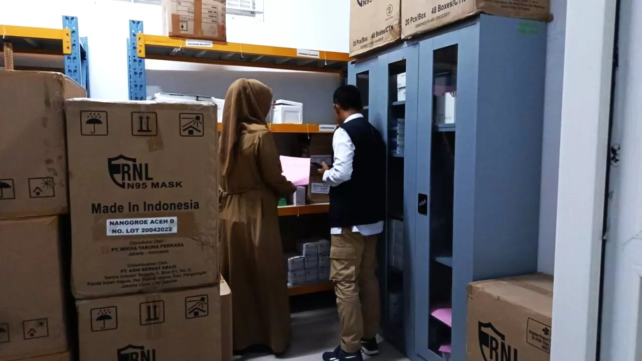 Petugas BBPOM Aceh melakukan pemeriksaan di sejumlah layanan kesehatan di Banda Aceh, Jumat (9/10) (Dok Humas BBPOM Aceh)