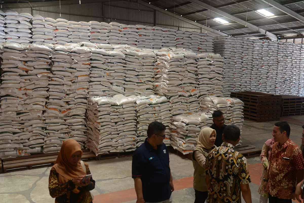 Petugas memeriksa persediaan cadangan beras pemerintah di gudang penyimpanan perum Bulog Aceh di desa Siron, Kabupaten Aceh Besar, Aceh, 27 Juni 2024. Foto ilustrasi.  Aentenews Foto/Ampelsa (                                )