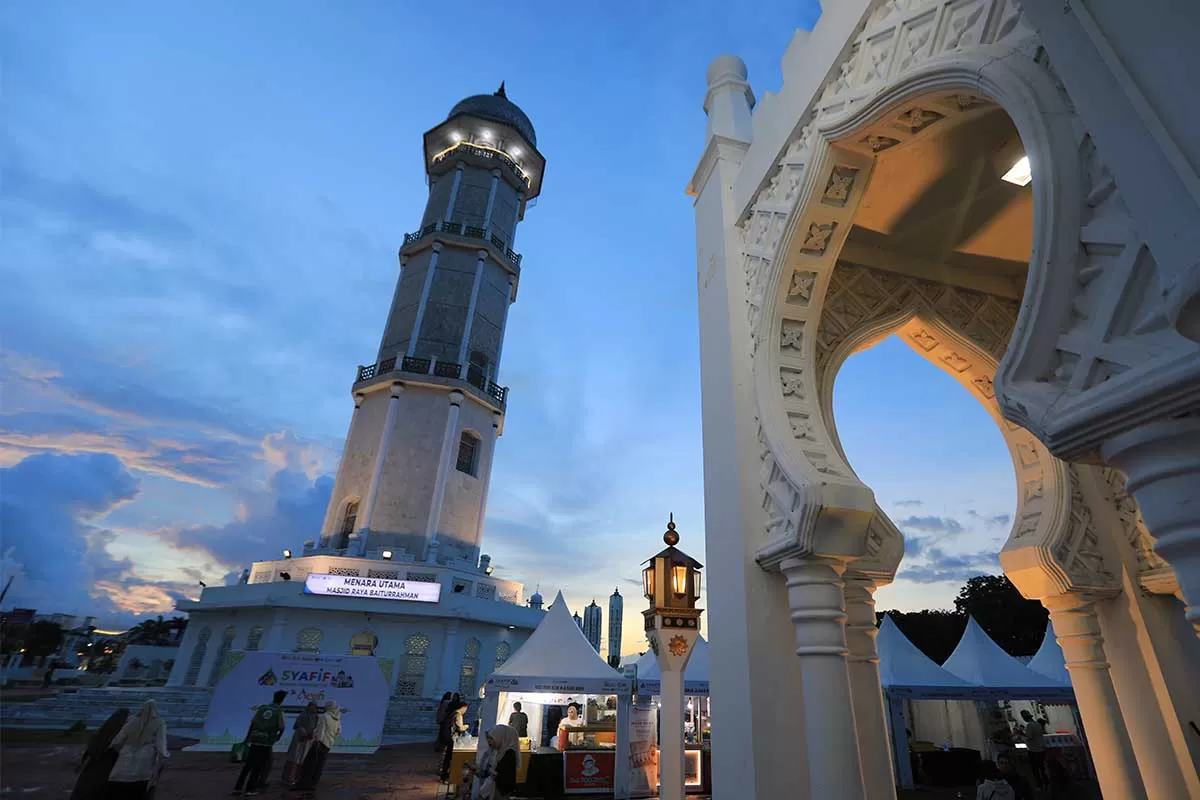Pengunjung menyaksikan membuka kegiatan Opening Ceremony Syariah Financial Fair (SYAFIF) Goes to Aceh di pelataran Masjid Raya Baiturrahman, Banda Aceh, Jumat (9/10/2026). Aentenews Foto/Ampelsa