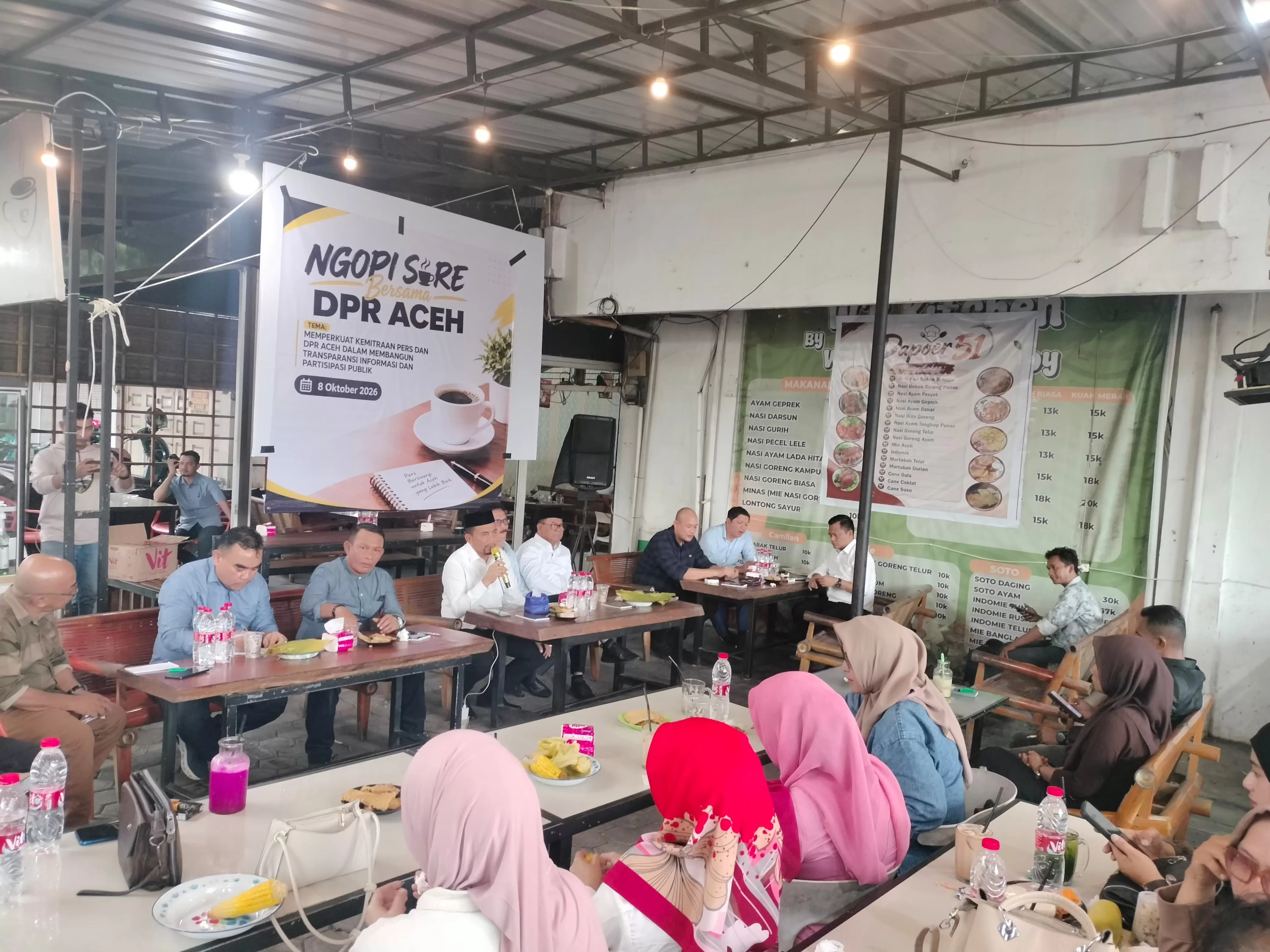 DPR Aceh dan Insan Pers menggelar dialog Ngopi Sore di warung kopi di Banda Aceh, Kamis (8/10). (Dok Warta Sekber)