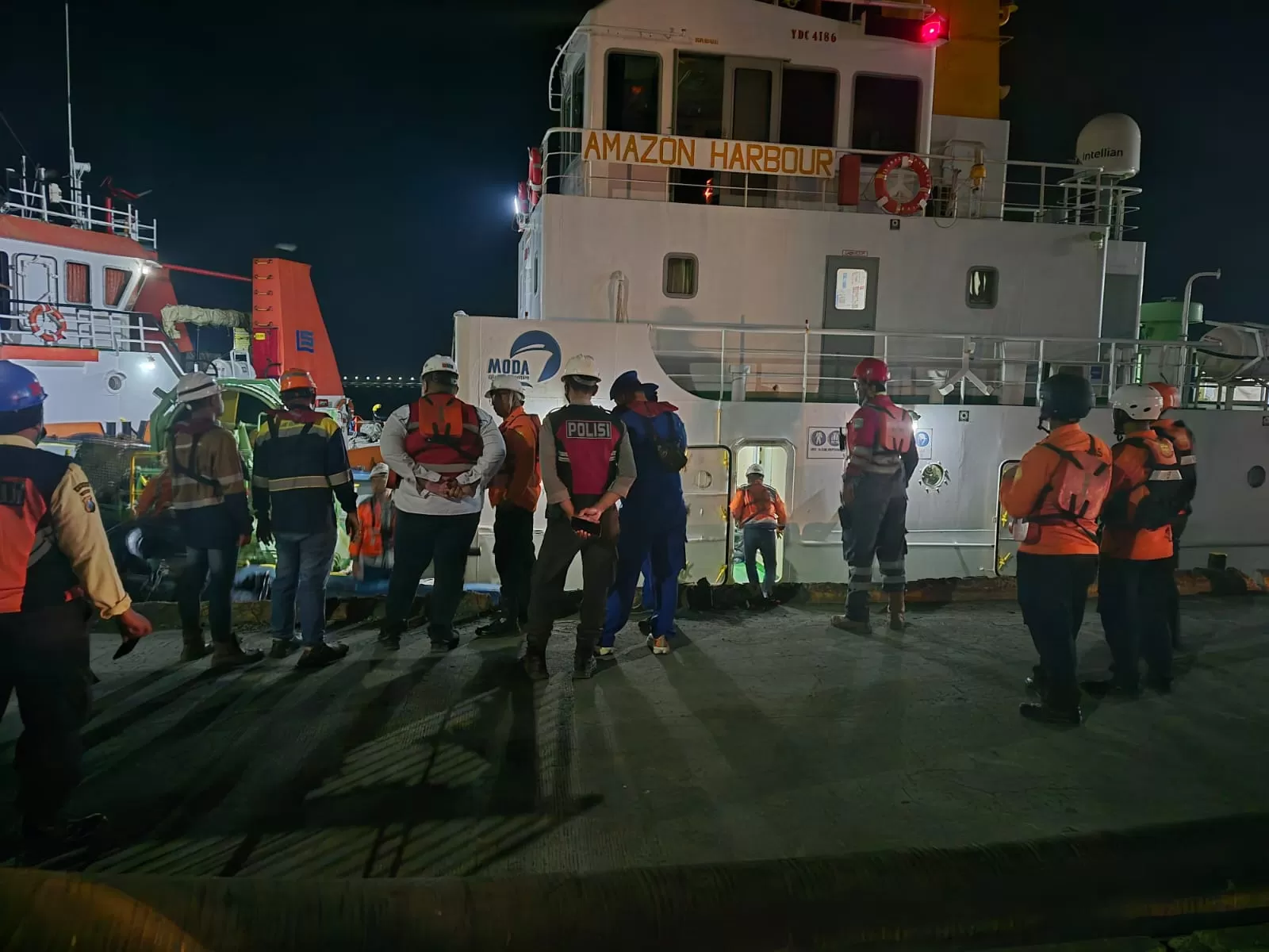 Sebanyak 17 dari 18 awak kapal MV Khatulistiwa 8 berhasil dievakuasi dalam kondisi selamat setelah kapal barang berbendera Indonesia tersebut bertubrukan dengan tongkang (Foto: Humas Kemenhub