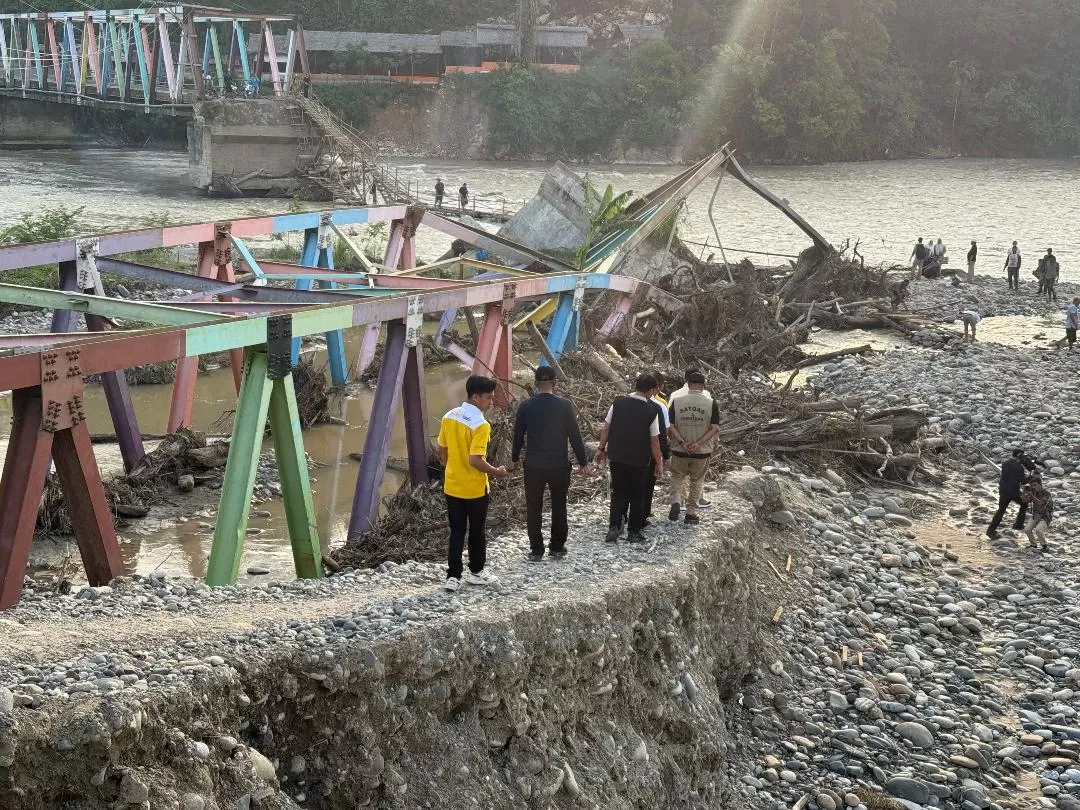 Pekerja percepat penyelesaian pembanbungan jembatan pascabanjir di kabupaten Aceh Tenggara. Foto dok Satgas PRR 