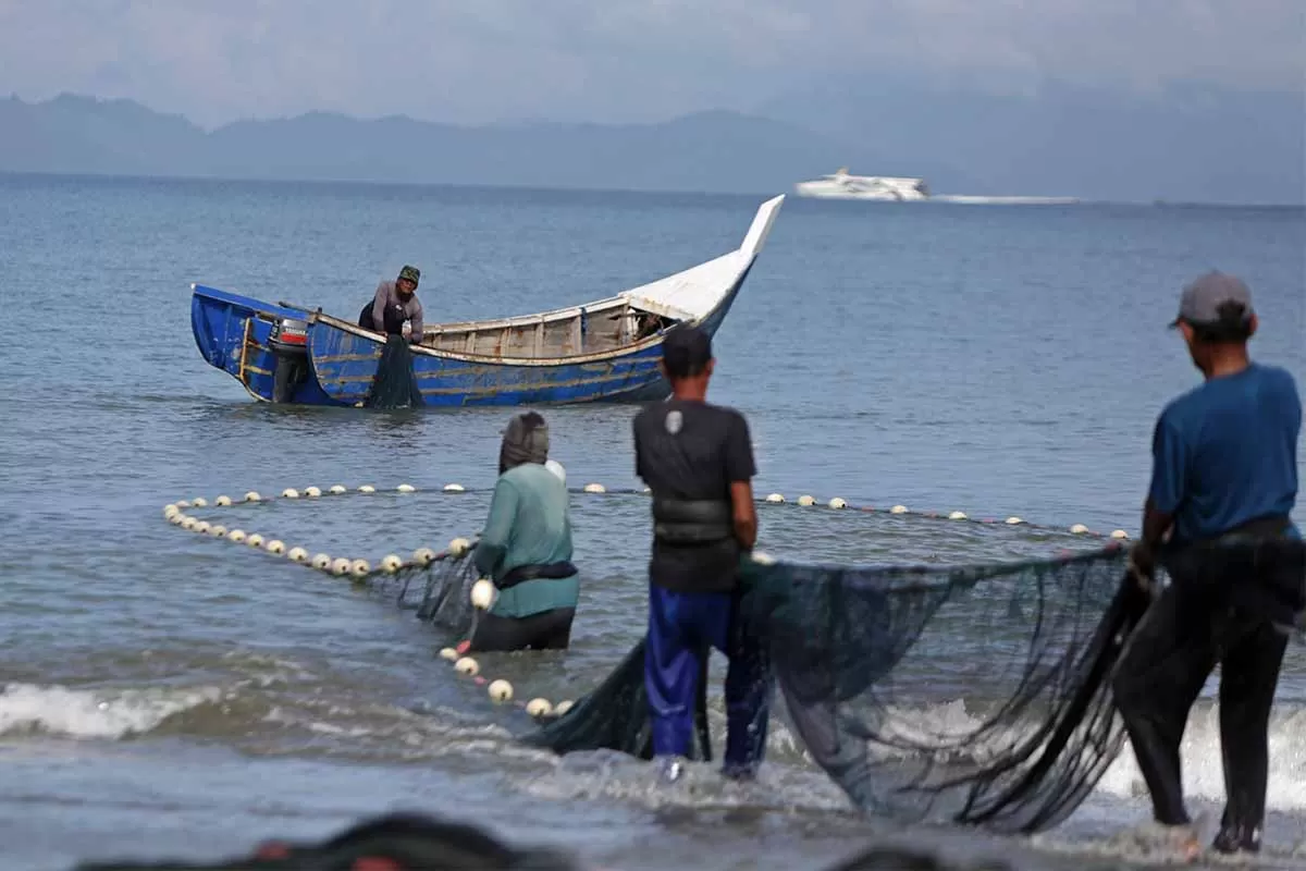 Nelayan  menarik tali pukat dari daratan saat menangkap ikan menggunakan pukat tradisional  di pesisir Kampung Jawa, Banda Aceh, Sabtu (10/10/2026). 