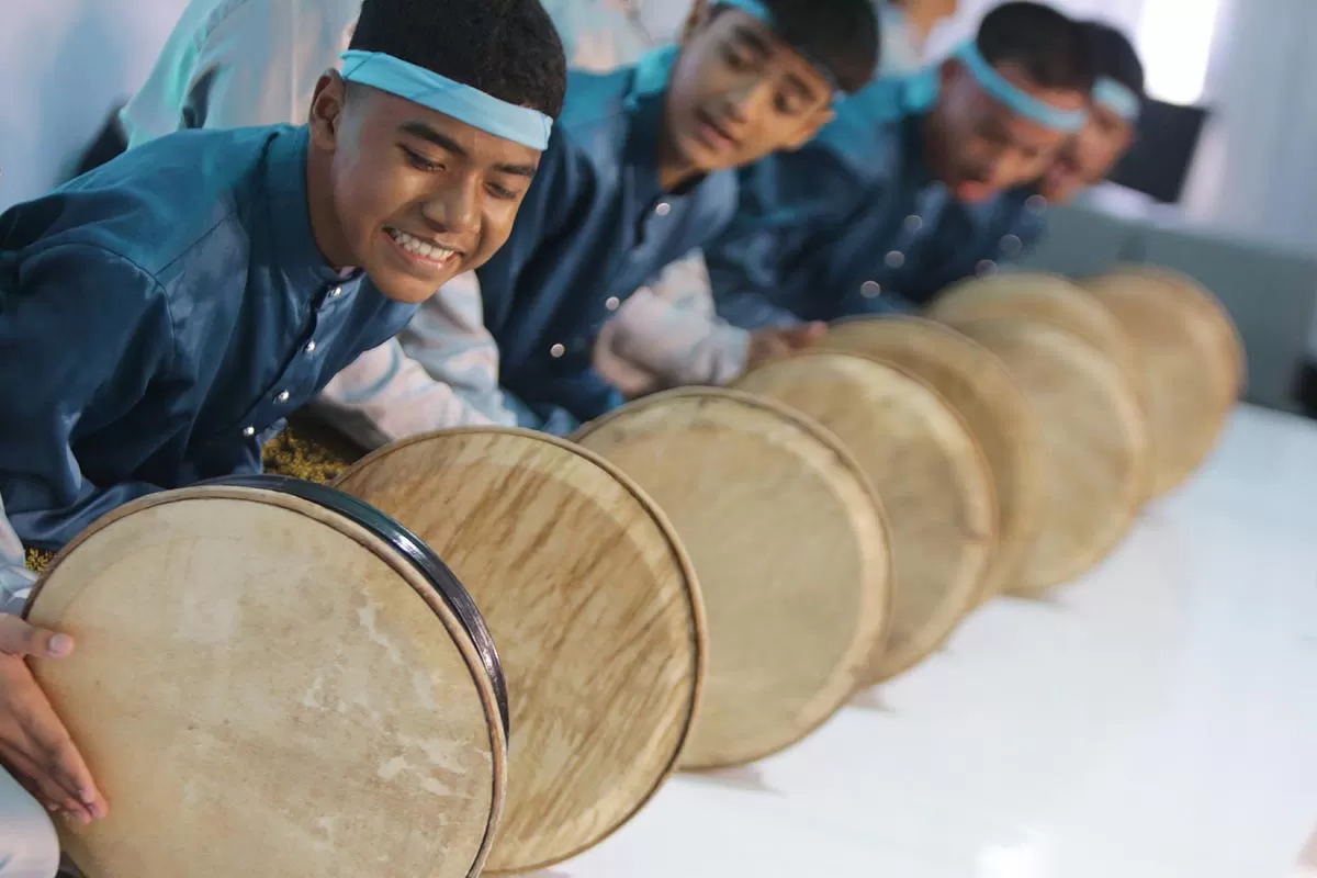 Peserta dari siswa mengikuti perlombaan Rapai Geleng  pada kegiatan Syariah Financial Fair (SYAFIF) Goes to Aceh di pelataran Masjid Raya Baiturrahman, Banda Aceh, Sabtu (10/10/2026).  Aentenews Foto/Ampelsa