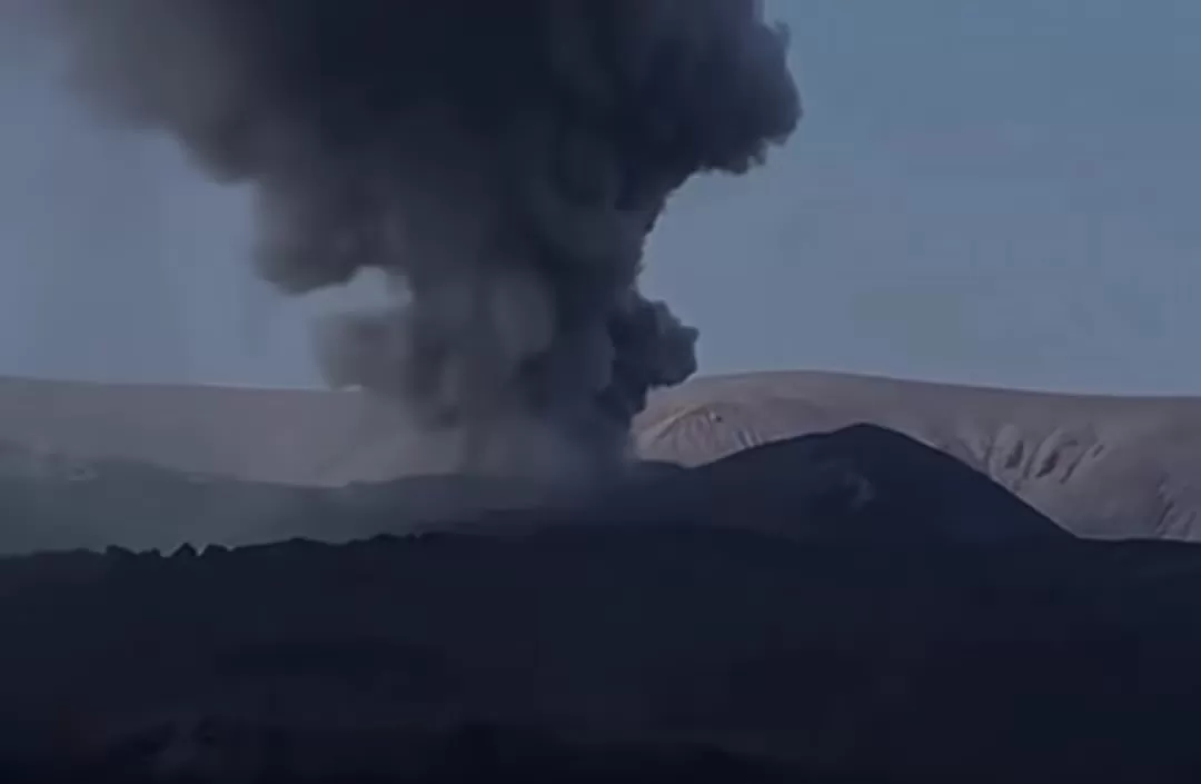 Gunung Anak Krakatau di Selat Sunda kembali berstatus Level III atau Siaga sejak Jumat malam, 9 Oktober 2026  ((ig@potraitlampung).)