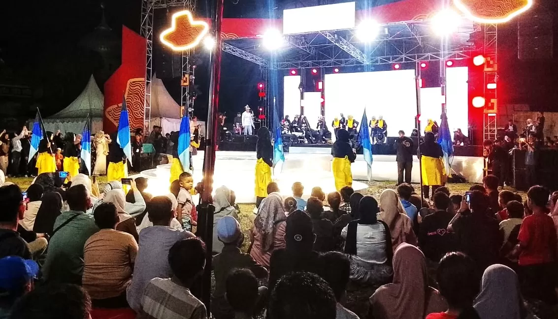 Masyarakat antusias saksikan ragam festival budaya HUT ke  438 Kota Meulaboh, Jumat malam.  (Foto/Pewarta RIO)