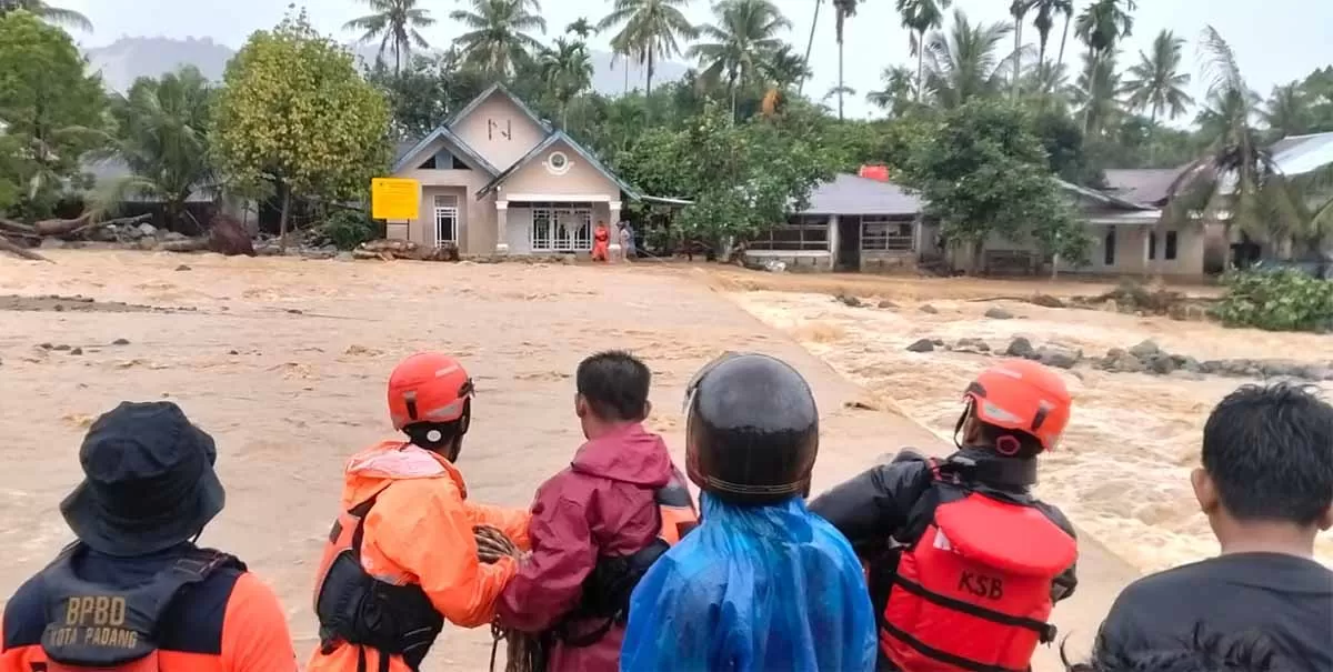 Foto : Banjir masih merendam sejumlah wilayah permukiman di Kota Padang, Sumatera Barat, Minggu (11/10). BPBD bersama unsur terkait melakukan pendataan, evakuasi warga, dan penanganan darurat di wilayah terdampak. (BPBD Provinsi Sumatera Barat).