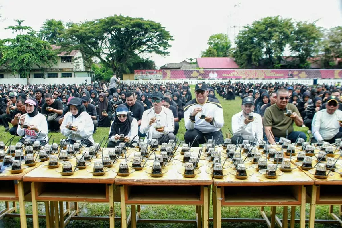 Ribuan warga mengikuti tradisi meminum kopi  secara serentak  dalam rangka memerihakn HUT ke 438 Kota Meulaboh, Kabupaten Aceh Barat yang sekaligus untuk memecahkan rekor Museum Rekor Dunia Indonesia (MURI).  Foto Dok Pemkab Aceh Barat